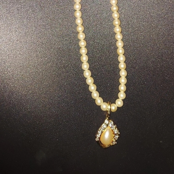 Gorgeous Single Strand Gold Tone Faux Pearls with Pearl, Rhinestone Pend… - Picture 1 of 3